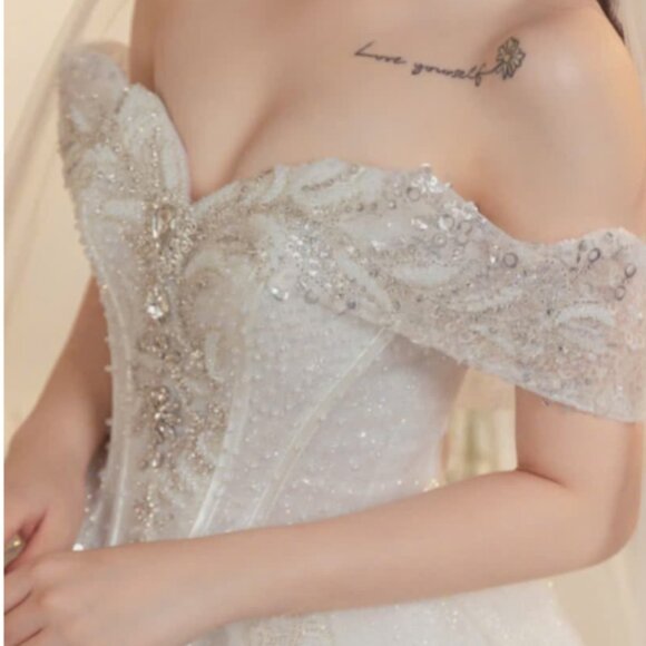 White Wedding Dress that will make you feel like a Princess! - Picture 4 of 7